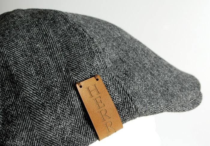 Herrnhut Collection Schiebermütze Detail mit Lederpatch