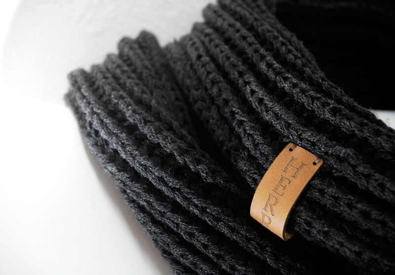 Herrnhut Collection Schal Detail mit Lederpatch