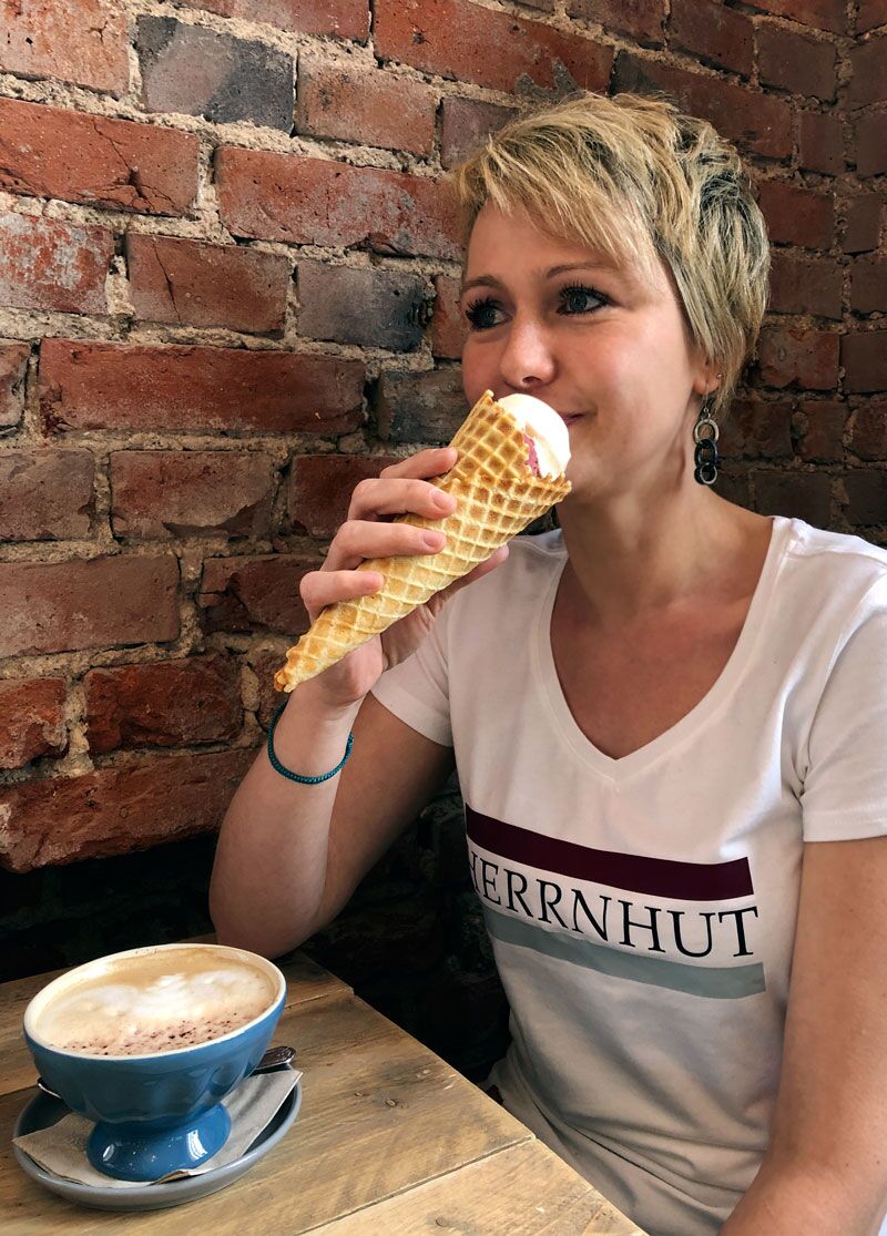 Herrnhut Collection T-Shirt mit Druck und Lederpatch